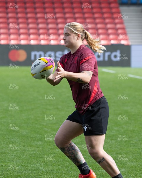 290825 - Wales Women Rugby World Cup Captain’s Run - Bethan Lewis of Wales during Captain’s Run ahead of the Rugby World Cup match against Canada