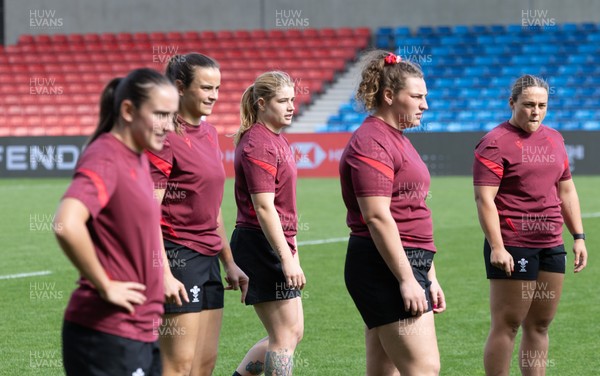 290825 - Wales Women Rugby World Cup Captain’s Run - The Wales squad during Captain’s Run ahead of the Rugby World Cup match against Canada