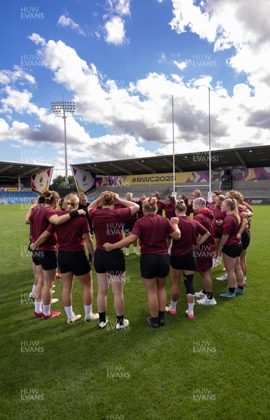 290825 - Wales Women Rugby World Cup Captain’s Run - The Wales squad huddle up during Captain’s Run ahead of the Rugby World Cup match against Canada