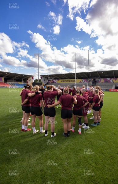 290825 - Wales Women Rugby World Cup Captain’s Run - The Wales squad huddle up during Captain’s Run ahead of the Rugby World Cup match against Canada