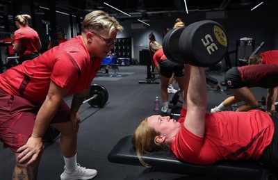 180825 - Wales Women Gym Session - Abbie Fleming is watched by Donna Rose during a Wales Women weights session ahead of their first Women’s Rugby World Cup match against Scotland