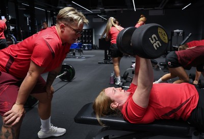 180825 - Wales Women Gym Session - Abbie Fleming is watched by Donna Rose during a Wales Women weights session ahead of their first Women’s Rugby World Cup match against Scotland