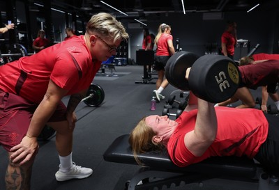 180825 - Wales Women Gym Session - Abbie Fleming is watched by Donna Rose during a Wales Women weights session ahead of their first Women’s Rugby World Cup match against Scotland