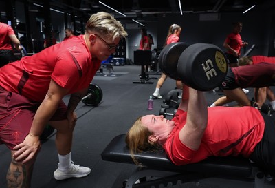 180825 - Wales Women Gym Session - Abbie Fleming is watched by Donna Rose during a Wales Women weights session ahead of their first Women’s Rugby World Cup match against Scotland