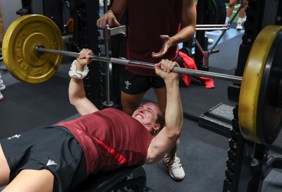 180825 - Wales Women Gym Session - Lisa Neumann is watched by Jasmine Joyce during a Wales Women weights session ahead of their first Women’s Rugby World Cup match against Scotland