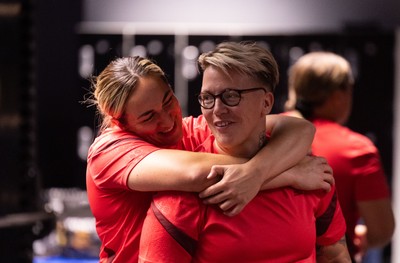 180825 - Wales Women Gym Session - Donna Rose and Courtney Keight during a Wales Women weights session ahead of their first Women’s Rugby World Cup match against Scotland