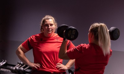 180825 - Wales Women Gym Session - Gwenllian Pyrs and Kelsey Jones during a Wales Women weights session ahead of their first Women’s Rugby World Cup match against Scotland