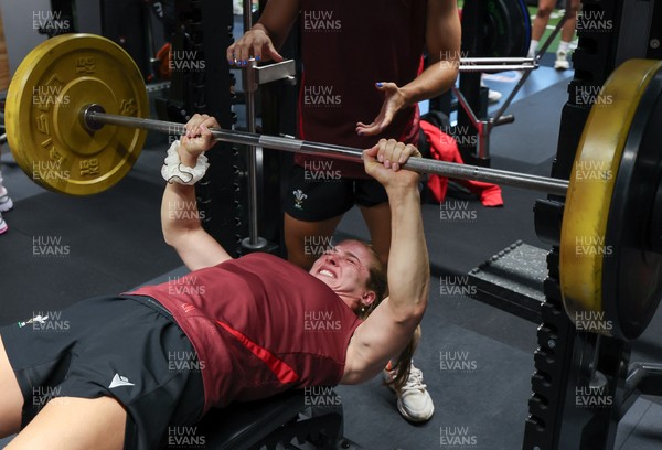 180825 - Wales Women Gym Session - Lisa Neumann is watched by Jasmine Joyce during a Wales Women weights session ahead of their first Women’s Rugby World Cup match against Scotland