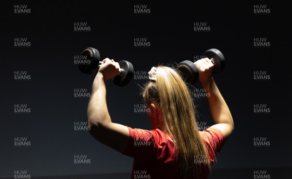 180825 - Wales Women Gym Session - Hannah Dallavalle during a Wales Women weights session ahead of their first Women’s Rugby World Cup match against Scotland