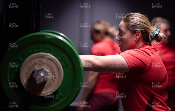 180825 - Wales Women Gym Session - Gwen Crabb during a Wales Women weights session ahead of their first Women’s Rugby World Cup match against Scotland