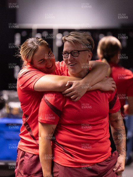 180825 - Wales Women Gym Session - Donna Rose and Courtney Keight during a Wales Women weights session ahead of their first Women’s Rugby World Cup match against Scotland