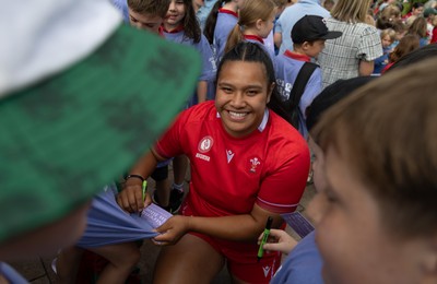 150725 - Wales Women Women’s Rugby World Cup 2025 Kit Launch, National Botanical Gardens of Wales - Sisilia Tuipulotu with schoolchildren at the launch of the Wales Women’s Rugby World Cup kit at the National Botanical Gardens of Wales