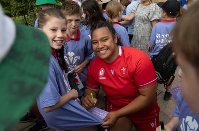 150725 - Wales Women Women’s Rugby World Cup 2025 Kit Launch, National Botanical Gardens of Wales - Sisilia Tuipulotu with schoolchildren at the launch of the Wales Women’s Rugby World Cup kit at the National Botanical Gardens of Wales