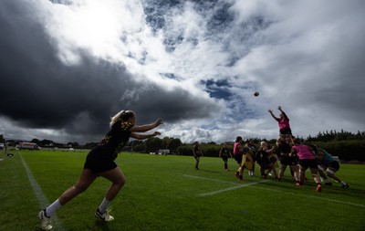 020925 - Wales Women RWC Rugby Training session - Kelsey Jones throws in for a line out during a rugby training session ahead of Wales’ final Women’s Rugby World Cup match against Fiji