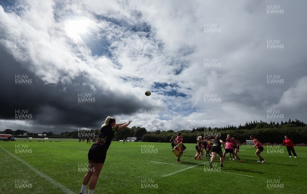 020925 - Wales Women RWC Rugby Training session - Kelsey Jones throws in for a line out during a rugby training session ahead of Wales’ final Women’s Rugby World Cup match against Fiji