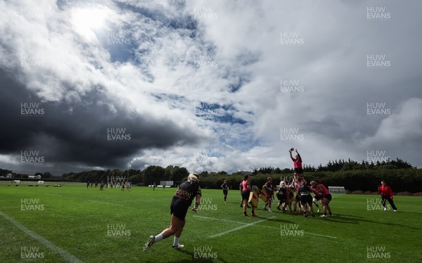 020925 - Wales Women RWC Rugby Training session - Kelsey Jones throws in for a line out during a rugby training session ahead of Wales’ final Women’s Rugby World Cup match against Fiji