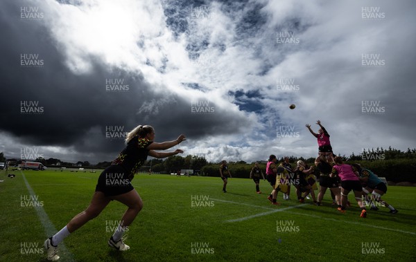 020925 - Wales Women RWC Rugby Training session - Kelsey Jones throws in for a line out during a rugby training session ahead of Wales’ final Women’s Rugby World Cup match against Fiji