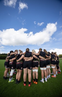 040925 - Wales Women RWC Rugby Training session - The Wales team huddle up during a rugby training session ahead of Wales’ final Women’s Rugby World Cup match against Fiji