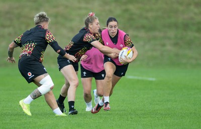 040925 - Wales Women RWC Rugby Training session - Nel Metcalfe during a rugby training session ahead of Wales’ final Women’s Rugby World Cup match against Fiji