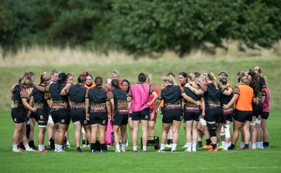 040925 - Wales Women RWC Rugby Training session - The Wales team huddle up during a rugby training session ahead of Wales’ final Women’s Rugby World Cup match against Fiji