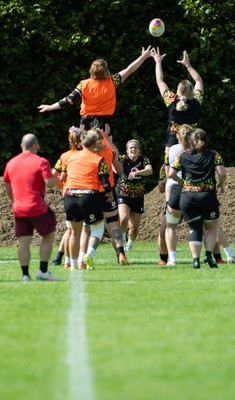 040925 - Wales Women RWC Rugby Training session - Wales go through line out calls during a rugby training session ahead of Wales’ final Women’s Rugby World Cup match against Fiji
