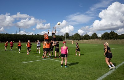 040925 - Wales Women RWC Rugby Training session - Wales go through lineout calls during a rugby training session ahead of Wales’ final Women’s Rugby World Cup match against Fiji