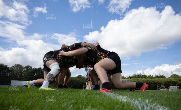040925 - Wales Women RWC Rugby Training session - Wales warm up ahead of scrummaging during a rugby training session ahead of Wales’ final Women’s Rugby World Cup match against Fiji