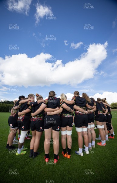 040925 - Wales Women RWC Rugby Training session - The Wales team huddle up during a rugby training session ahead of Wales’ final Women’s Rugby World Cup match against Fiji