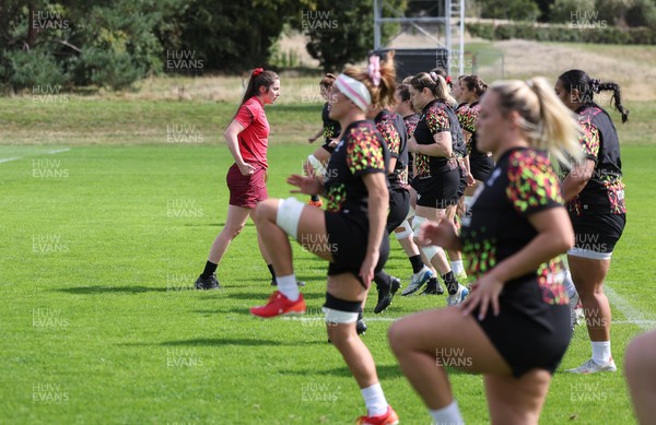 040925 - Wales Women RWC Rugby Training session - The Wales team warm up during a rugby training session ahead of Wales’ final Women’s Rugby World Cup match against Fiji