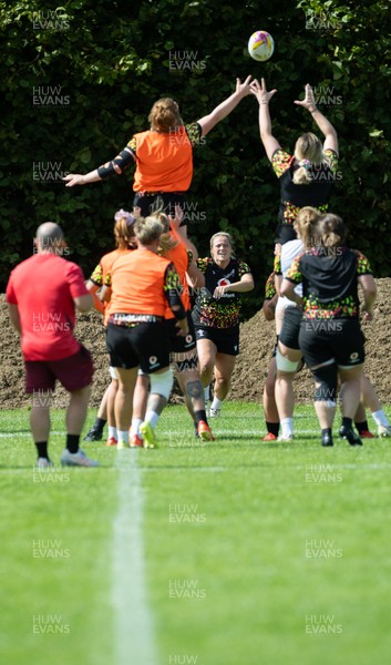 040925 - Wales Women RWC Rugby Training session - Wales go through line out calls during a rugby training session ahead of Wales’ final Women’s Rugby World Cup match against Fiji