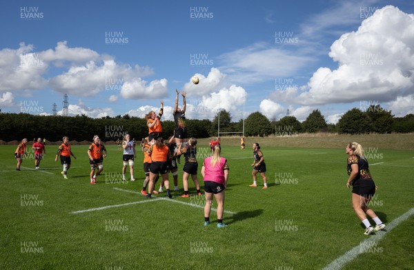 040925 - Wales Women RWC Rugby Training session - Wales go through lineout calls during a rugby training session ahead of Wales’ final Women’s Rugby World Cup match against Fiji