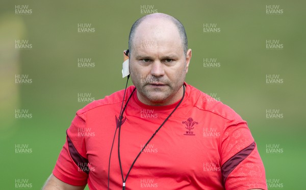 040925 - Wales Women RWC Rugby Training session - Sean Lynn, Wales Women head coach during a rugby training session ahead of Wales’ final Women’s Rugby World Cup match against Fiji
