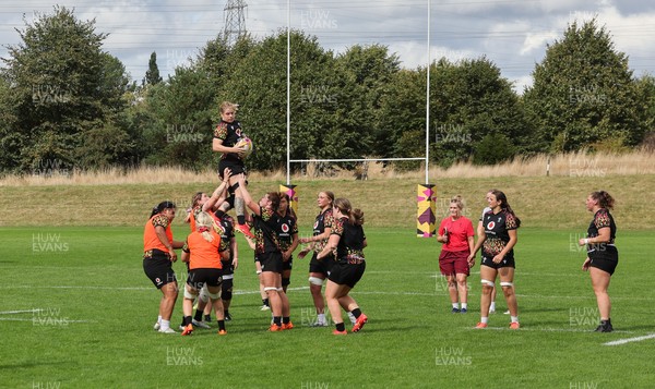 040925 - Wales Women RWC Rugby Training session - Wales go through lineout practice during a rugby training session ahead of Wales’ final Women’s Rugby World Cup match against Fiji