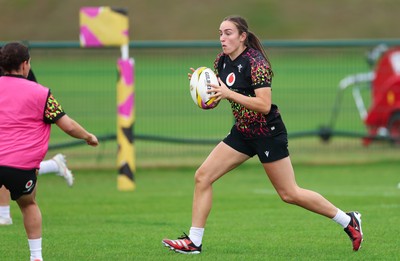 190825 - Wales Women Rugby World Cup Training Session - Nel Metcalfe during a Wales training session ahead of their first Women’s Rugby World Cup match against Scotland