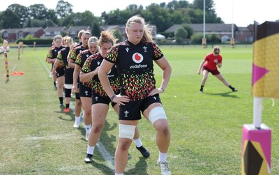 250825 - Wales Women Rugby World Cup Training Session - The team warm up during a Wales training session ahead of their Women’s Rugby World Cup match against Canada