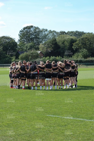 250825 - Wales Women Rugby World Cup Training Session - The Wales squad huddle up during a Wales training session ahead of their Women’s Rugby World Cup match against Canada