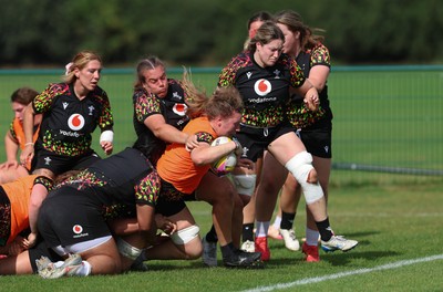 260825 - Wales Women Rugby World Cup Training Session - Alaw Pyrs powers through during a Wales training session ahead of their Women’s Rugby World Cup match against Canada