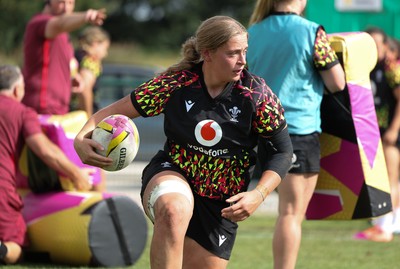 260825 - Wales Women Rugby World Cup Training Session - Tilly Vucaj powers through during a Wales training session ahead of their Women’s Rugby World Cup match against Canada