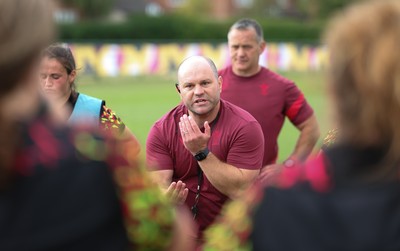260825 - Wales Women Rugby World Cup Training Session -Sean Lynn, Wales Women head coach speaks to the players during a Wales training session ahead of their Women’s Rugby World Cup match against Canada