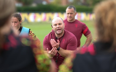 260825 - Wales Women Rugby World Cup Training Session -Sean Lynn, Wales Women head coach speaks to the players during a Wales training session ahead of their Women’s Rugby World Cup match against Canada