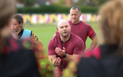 260825 - Wales Women Rugby World Cup Training Session -Sean Lynn, Wales Women head coach speaks to the players during a Wales training session ahead of their Women’s Rugby World Cup match against Canada