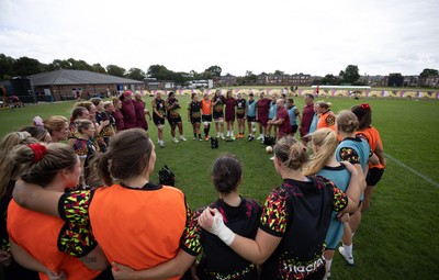 260825 - Wales Women Rugby World Cup Training Session -Sean Lynn, Wales Women head coach speaks to the players during a Wales training session ahead of their Women’s Rugby World Cup match against Canada