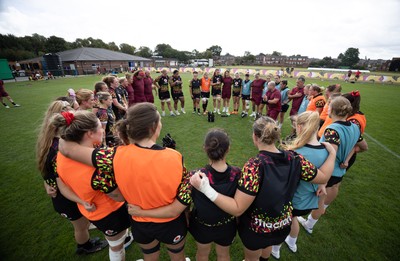 260825 - Wales Women Rugby World Cup Training Session -Sean Lynn, Wales Women head coach speaks to the players during a Wales training session ahead of their Women’s Rugby World Cup match against Canada