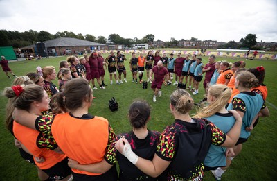 260825 - Wales Women Rugby World Cup Training Session -Sean Lynn, Wales Women head coach speaks to the players during a Wales training session ahead of their Women’s Rugby World Cup match against Canada