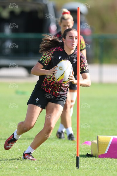 260825 - Wales Women Rugby World Cup Training Session - Nel Metcalfe during a Wales training session ahead of their Women’s Rugby World Cup match against Canada