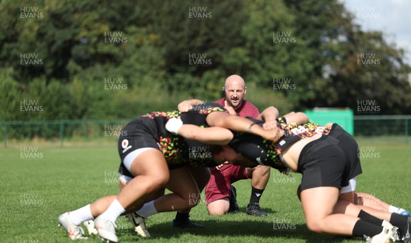 260825 - Wales Women Rugby World Cup Training Session - Mike Hill, Wales Women forwards coach watches scrummaging during a Wales training session ahead of their Women’s Rugby World Cup match against Canada