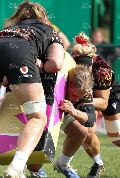 260825 - Wales Women Rugby World Cup Training Session - Tilly Vucaj powers through during a Wales training session ahead of their Women’s Rugby World Cup match against Canada