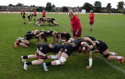 280825 - Wales Women Rugby World Cup Training Session - Wales run through scrummaging training during a Wales rugby training session ahead of their Women’s Rugby World Cup match against Canada