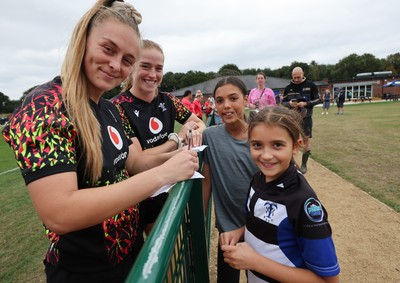 180825 - Wales Women Training Session - Wales’  Hannah Dallavalle and Lisa Neumann with rugby fans who watched the Wales Women training session ahead of their first Women’s Rugby World Cup match against Scotland