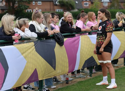 180825 - Wales Women Training Session - Bryonie King talks with rugby fans during a Wales Women training session ahead of their first Women’s Rugby World Cup match against Scotland